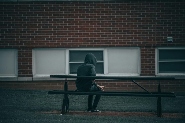 Adolescent isolé, assis seul, victime de harcèlement